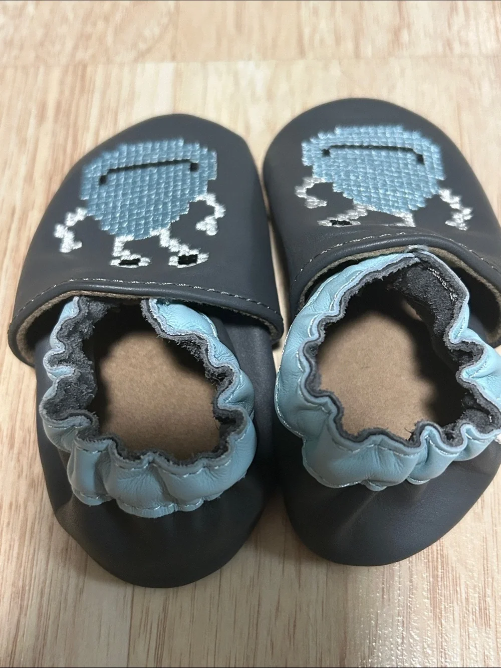 Robeez soft soles baby shoes size 6-12 months.